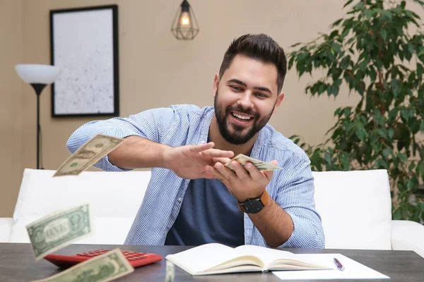 Junger Mann Wirft Geld Auf Tisch Haus — Stockfoto