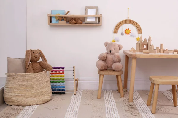 Interior Quarto Das Crianças Com Mobiliário Madeira Elegante Brinquedos Elementos — Fotografia de Stock
