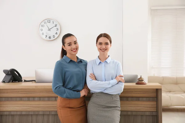 Retrato Hermosas Recepcionistas Cerca Del Mostrador Hotel — Foto de Stock