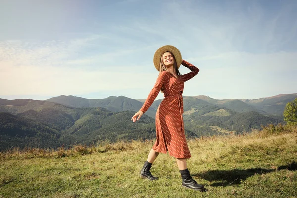 Mladá Žena Kloboukem Chůze Krásných Horách Slunný Den — Stock fotografie