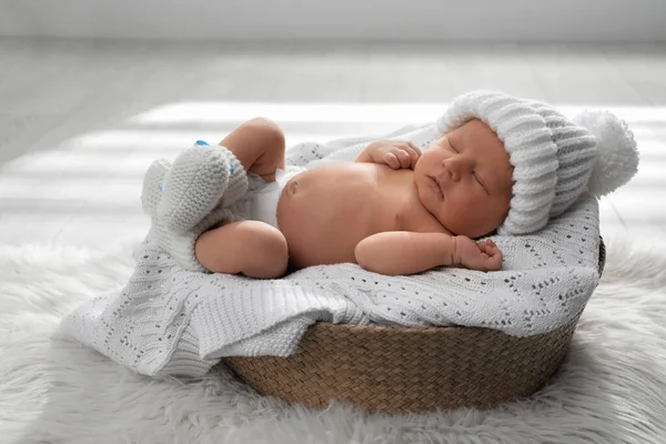 Bebê Recém Nascido Bonito Usando Chapéu Quente Meias Dormindo Cesta — Fotografia de Stock