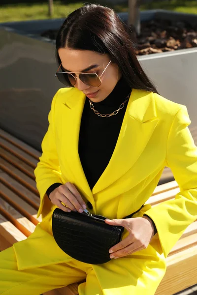 Mulher Bonita Com Saco Cintura Elegante Sentado Banco Livre — Fotografia de Stock