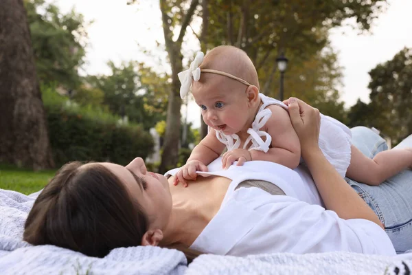 Madre Feliz Con Adorable Bebé Acostado Parque — Foto de Stock