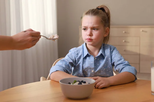 Nettes Kleines Mädchen Weigert Sich Ihr Frühstück Hause Essen — Stockfoto