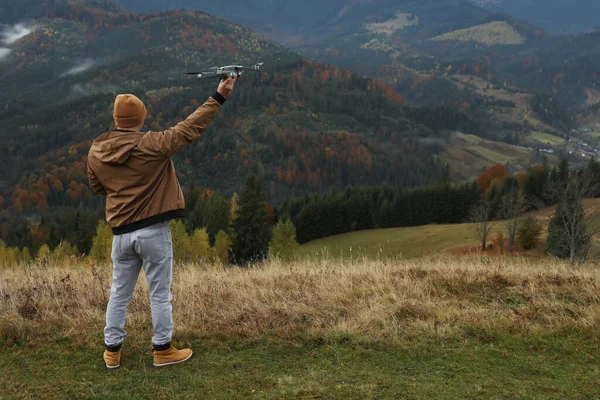 Hombre Joven Con Dron Moderno Las Montañas Vista Trasera Espacio — Foto de Stock