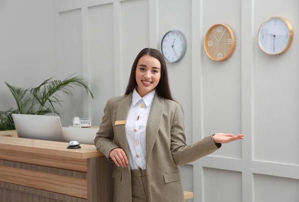 Retrato Bela Recepcionista Perto Balcão Hotel — Fotografia de Stock