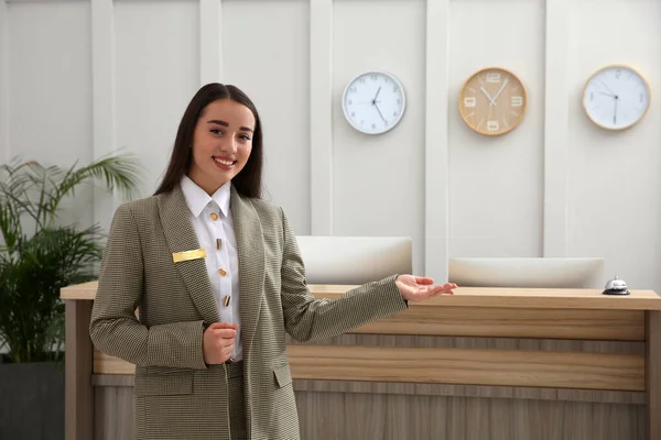 Portret Van Een Prachtige Receptioniste Bij Balie Het Hotel — Stockfoto