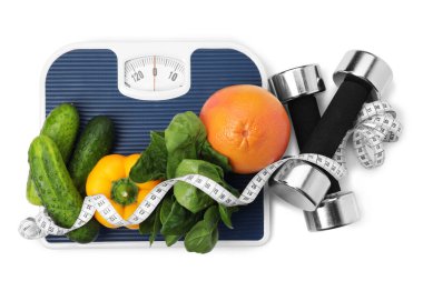 Pullar, sağlıklı yiyecekler, mezuralar ve beyaz arka planda dambıllar.