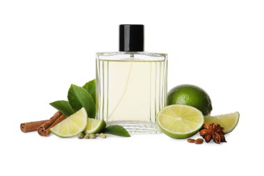 Beyaz arka planda bir şişe parfüm, limon ve baharat.