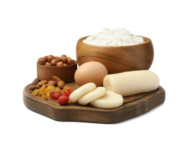 Badem ezmesi ve beyaz arka planda ev yapımı Stollen için diğer malzemeler. Geleneksel Alman Noel ekmeği pişiriyorum.