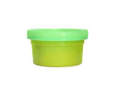 Beyaz üzerine izole edilmiş renkli oyun hamuru plastik kabı