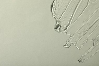 Işık arka planında şeffaf kozmetik jel, üst görünüm. Metin için boşluk