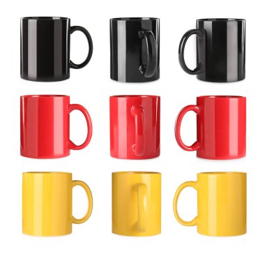 Beyaz arkaplanda farklı seramik bardaklarla ayarlanmış 