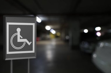 Otoparkta tekerlekli sandalye sembollü imza, mesaj için boşluk 