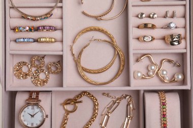 Altın bijouterie 'li mücevher kutusu, üst manzara.