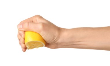Beyaz arka planda limon sıkan kadın, yakın plan.