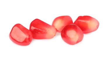 Beyaz zemin üzerinde sulu kırmızı nar tohumları