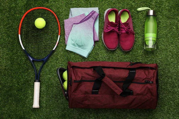 绿色草地上的健身袋和运动器材 — 图库照片