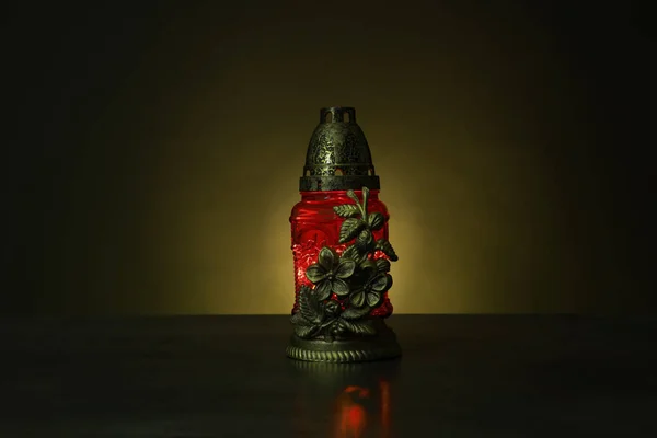Красивый Светящийся Красный Свет Могилы Столе Темноте Символ Памяти — стоковое фото