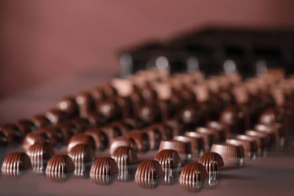 Veel Heerlijke Chocolade Snoepjes Tafel Productielijn — Stockfoto