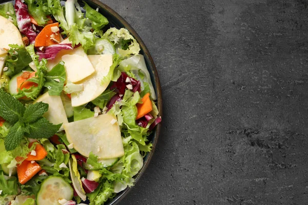 Gri masada servis edilen enfes şalgam salatası. Metin için boşluk