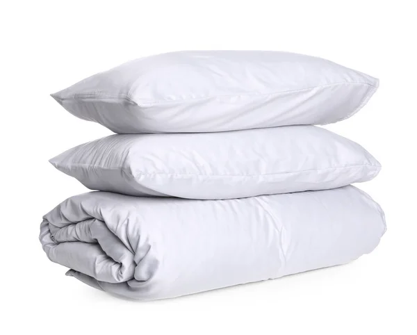 Stilvolle Seidige Bettwäsche Und Kissen Auf Weißem Hintergrund — Stockfoto