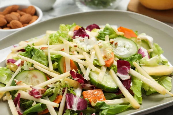 Tabakta servis edilen enfes şalgam salatası, yakından.