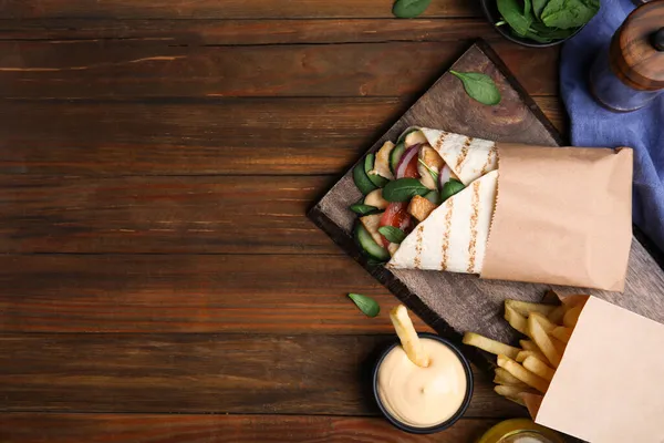 Heerlijke Kip Shawarma Frietjes Geserveerd Houten Tafel Plat Gelegd Ruimte — Stockfoto