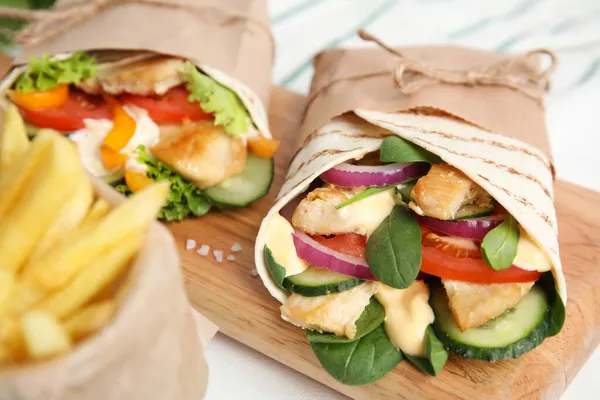 Leckere Shawarmas Mit Huhn Und Frischem Gemüse Auf Weißem Tisch — Stockfoto