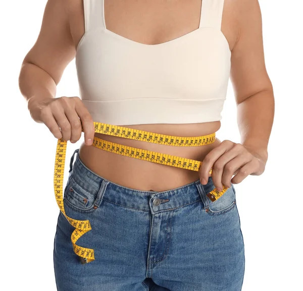 白い背景にテープで腰を測定女性 クローズアップ — ストック写真