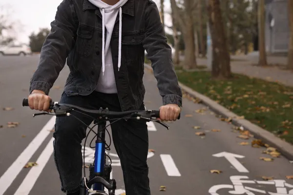 Uomo Con Bicicletta Sulla Corsia Città Primo Piano — Foto Stock