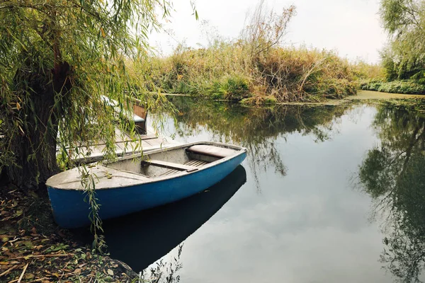 Barca Legno Azzurro Sul Lago Vicino Molo Spazio Testo — Foto Stock