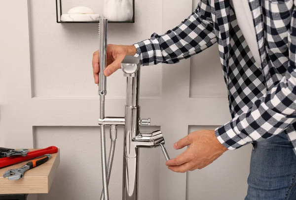 Homem Que Instala Torneira Água Com Cabeça Chuveiro Banheiro Close — Fotografia de Stock