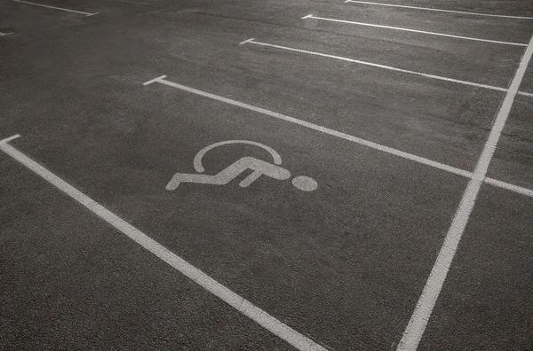 Parkplatz Mit Weißen Markierungslinien Und Rollstuhlsymbol — Stockfoto