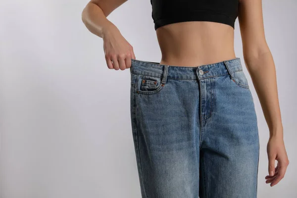 Magra Donna Jeans Oversize Sfondo Chiaro Primo Piano Con Spazio — Foto Stock