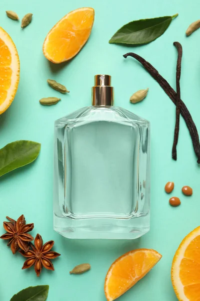 ターコイズの背景に香水と新鮮な柑橘類のボトルとフラットレイ組成物 — ストック写真