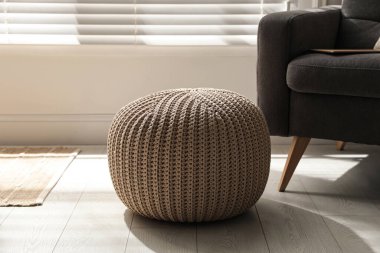 Odada şık, rahat bir pouf. Ev tasarımı