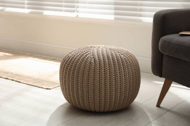 Odada şık, rahat bir pouf. Ev tasarımı
