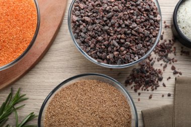 Ahşap masada farklı tuz türleri, düz yatıyordu.