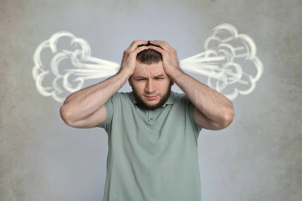 明るい灰色の背景に頭痛を持っている男 激しい痛みを表す蒸気のイラスト — ストック写真