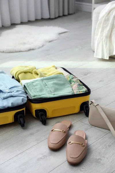 旅行箱 手提包和鞋子放在室内的地板上 — 图库照片