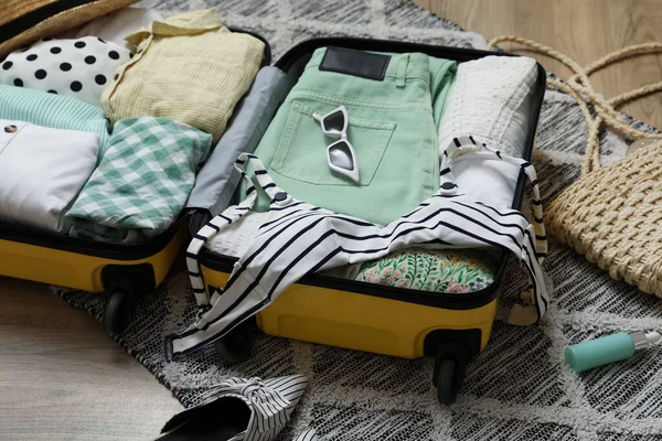 Offener Koffer Mit Sommerkleidung Accessoires Und Schuhen Auf Dem Boden — Stockfoto