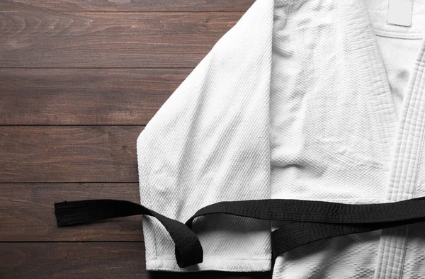 Uniforme Arti Marziali Con Cintura Nera Sfondo Bianco Legno Vista — Foto Stock
