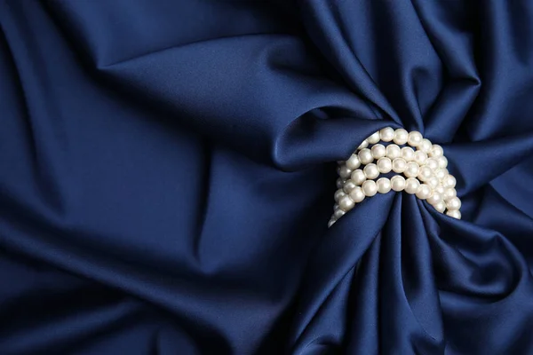 Hermosas Perlas Con Seda Azul Oscuro Como Fondo Espacio Para —  Fotos de Stock