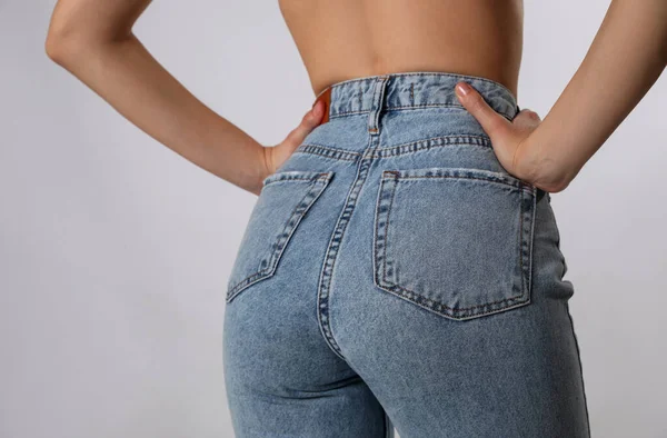 Vrouw Stijlvolle Jeans Lichte Achtergrond Close — Stockfoto
