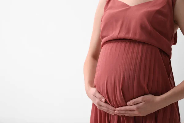 Ung Gravid Kvinna Ljus Bakgrund Närbild Plats För Text — Stockfoto