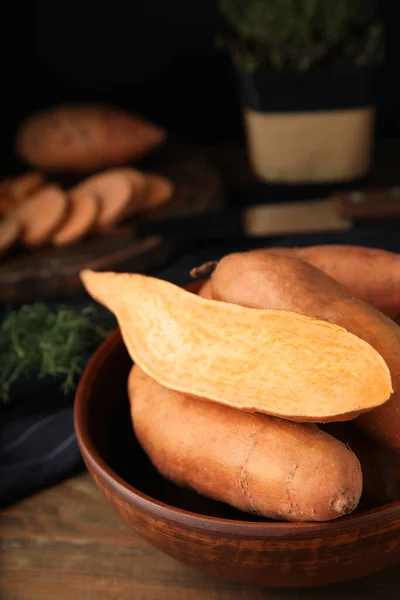 Tahta Masadaki Tatlı Patatesleri Kes — Stok fotoğraf
