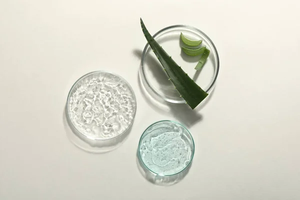 Composición Plana Con Gel Cosmético Aloe Sobre Fondo Blanco —  Fotos de Stock