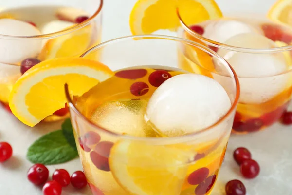 Délicieux Cocktails Avec Orange Canneberges Boules Glace Sur Table Marbre — Photo