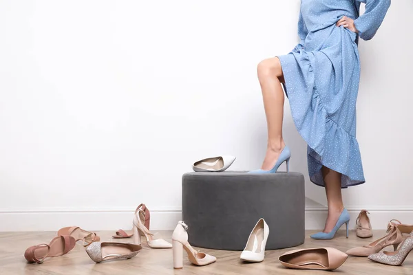 Mujer Probándose Diferentes Zapatos Interior Cerca Espacio Para Texto — Foto de Stock